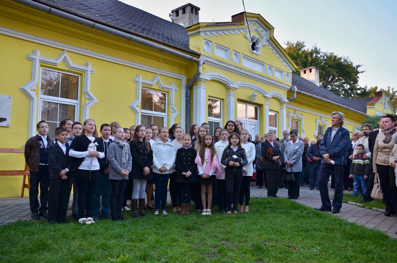 Fotogaléria Kladenie vencov k pamätnej tabuli Lajosa Kazinczyho z príleitosti Dňa aradských mučeníkov (42) Kladenie vencov k pamätnej tabuli Lajosa Kazinczyho z príleitosti Dňa aradských mučeníkov