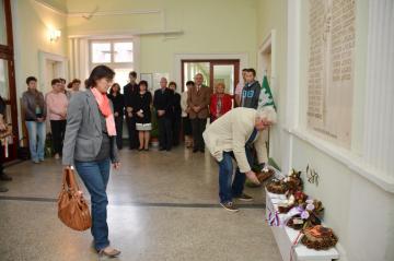 Kladenie vencov k pamätnej tabuli obetiam I. sveto Kladenie vencov k pamätnej tabuli obetiam I. sveto
