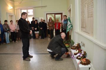 Kladenie vencov k pamätnej tabuli obetiam I. sveto Kladenie vencov k pamätnej tabuli obetiam I. sveto
