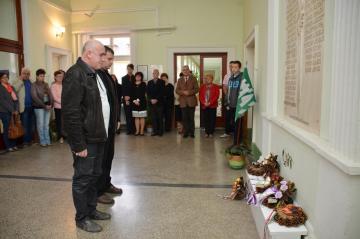 Kladenie vencov k pamätnej tabuli obetiam I. sveto Kladenie vencov k pamätnej tabuli obetiam I. sveto