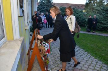 Kladenie vencov k pamätnej tabuli Lajosa Kazinczyh Kladenie vencov k pamätnej tabuli Lajosa Kazinczyh