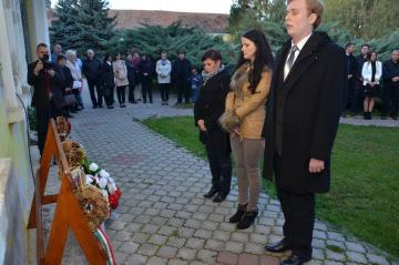 Kladenie vencov k pamätnej tabuli Lajosa Kazinczyh Kladenie vencov k pamätnej tabuli Lajosa Kazinczyh