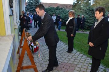 Kladenie vencov k pamätnej tabuli Lajosa Kazinczyh Kladenie vencov k pamätnej tabuli Lajosa Kazinczyh
