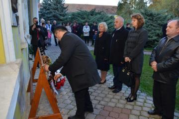 Kladenie vencov k pamätnej tabuli Lajosa Kazinczyh Kladenie vencov k pamätnej tabuli Lajosa Kazinczyh