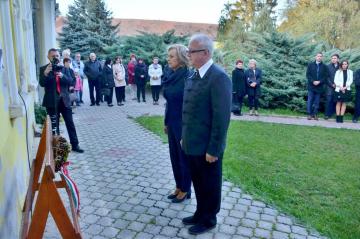 Kladenie vencov k pamätnej tabuli Lajosa Kazinczyh Kladenie vencov k pamätnej tabuli Lajosa Kazinczyh