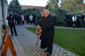 Kladenie vencov k pamätnej tabuli Lajosa Kazinczyh Kladenie vencov k pamätnej tabuli Lajosa Kazinczyh