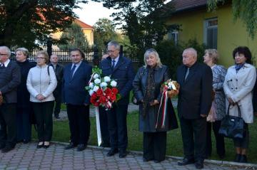 Kladenie vencov k pamätnej tabuli Lajosa Kazinczyh Kladenie vencov k pamätnej tabuli Lajosa Kazinczyh